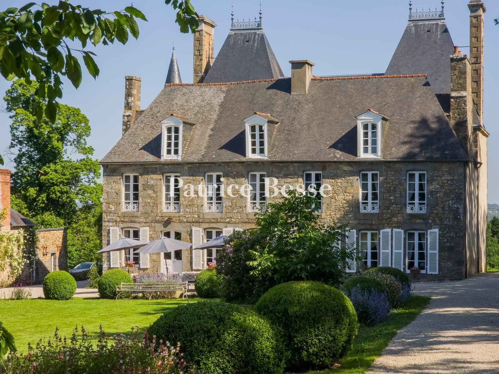 Spacious Castle with 16 Bedrooms and Swimming Pool 4