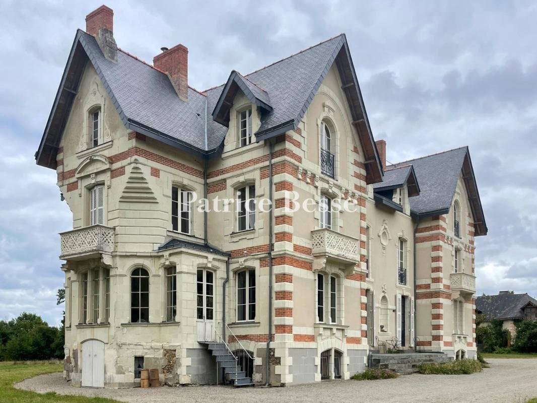 19th Century Château With Outbuildings Set In 10 Hectares Of Meadows 2