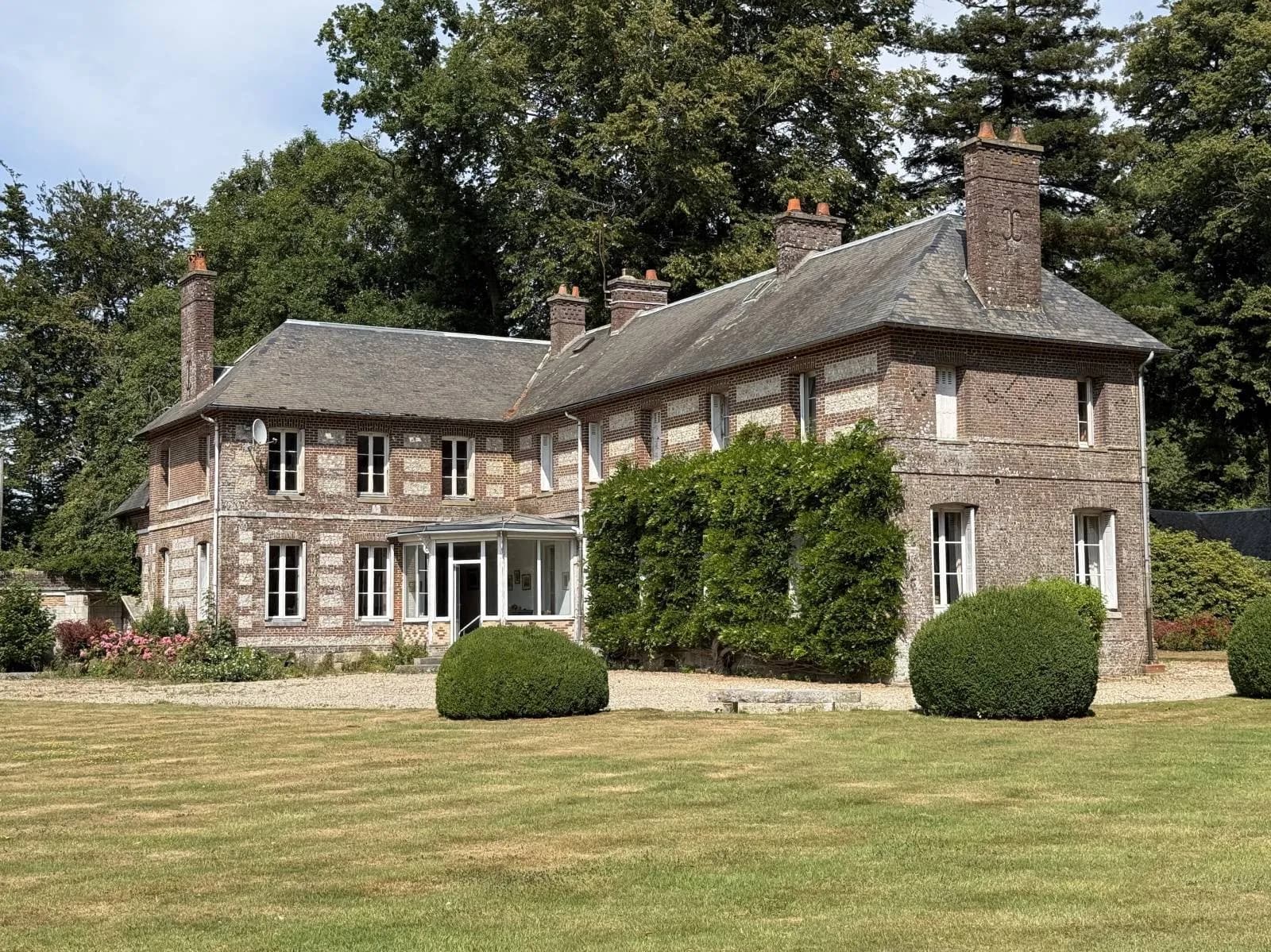 Elegant Manor Surrounded by Park and Meadows Near the Alabaster Coast 3