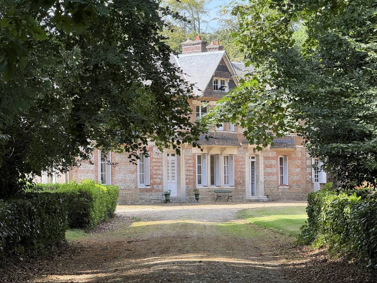 Elegant Manor Surrounded by Park and Meadows Near the Alabaster Coast 4