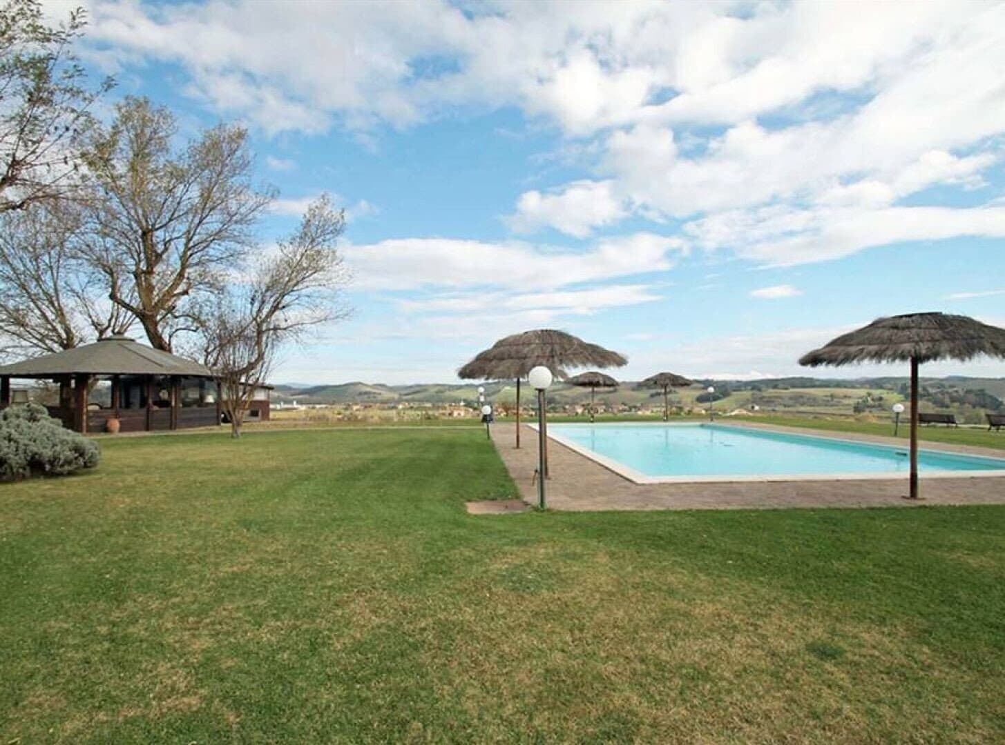 Historic Medieval Complex With Resort, Restaurant, And Pool Overlooking Val d’Arbia 4