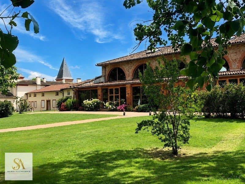 Château With Event Hosting Potential In A Wooded Park 4