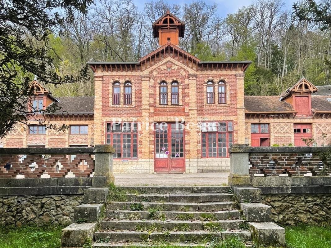 16th Century Royal Château With 19 Bedrooms And Extensive Grounds