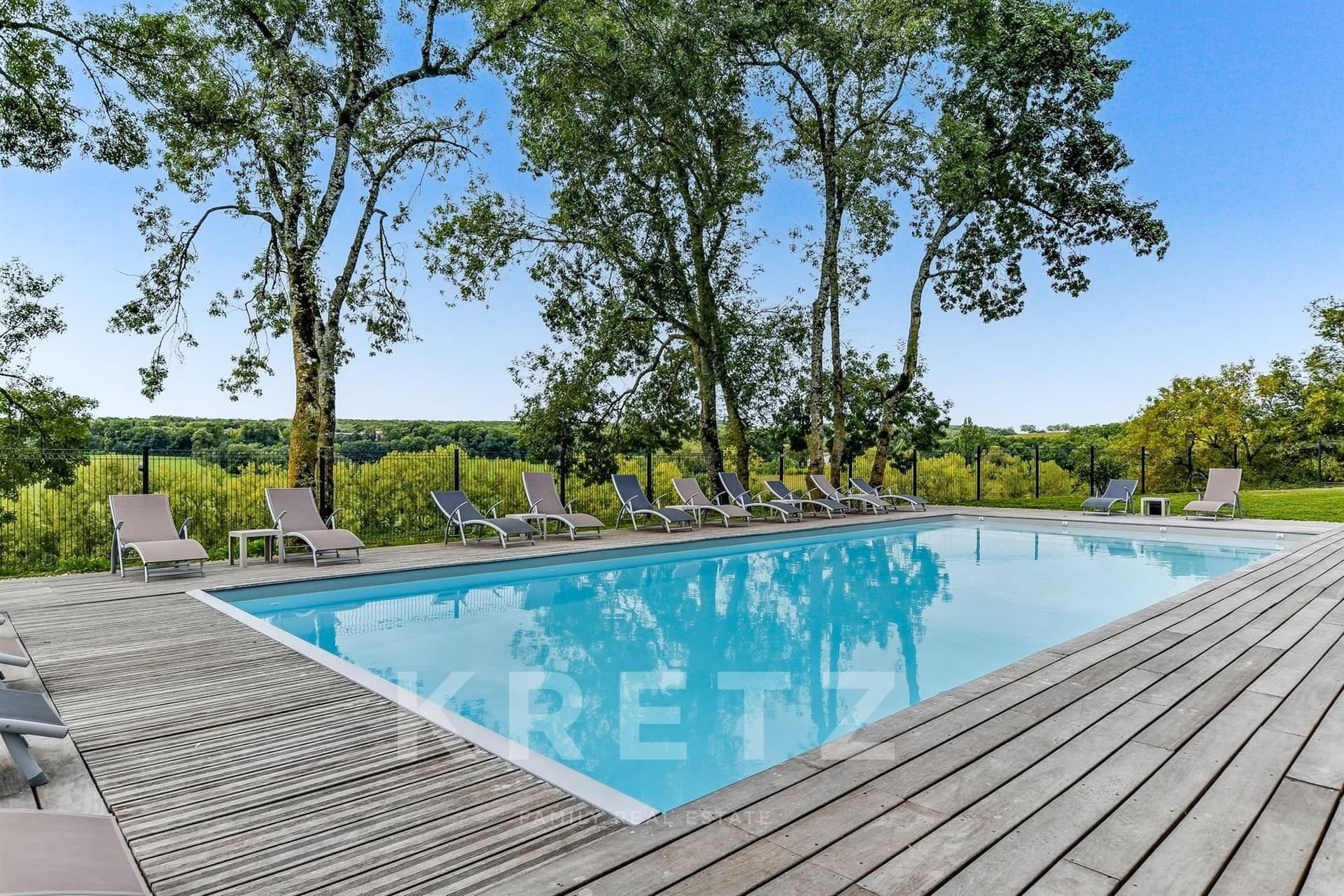 Renovated 13th Century Château With 18 Suites And Heated Pool 3