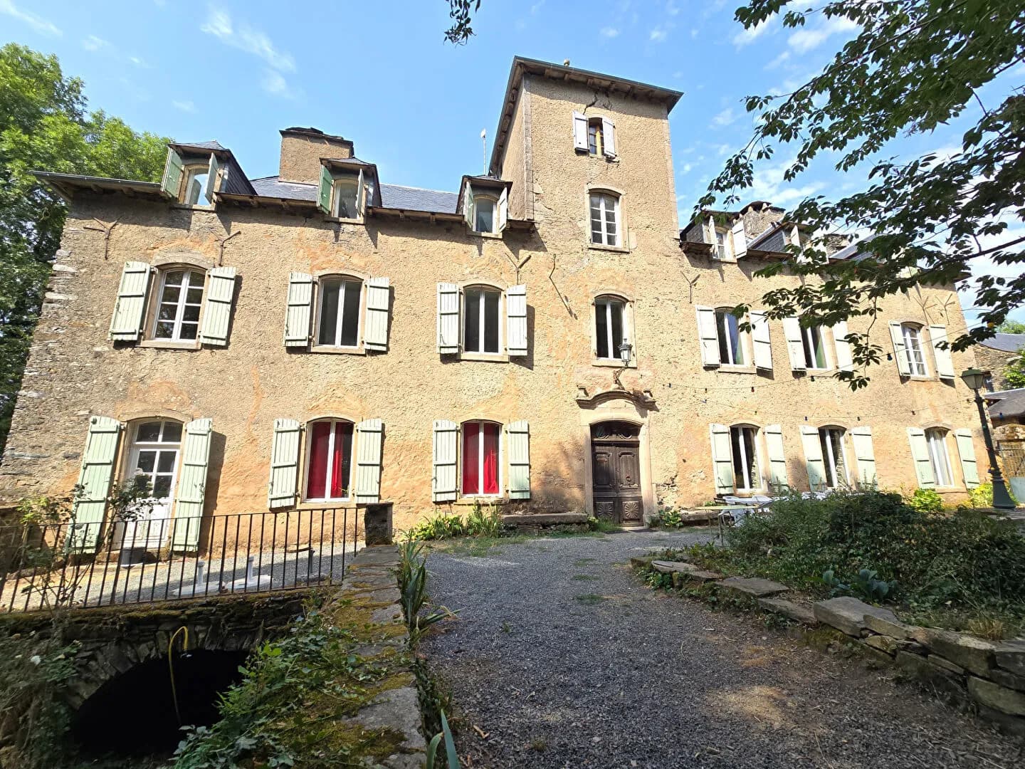 Château with 8 Bedrooms and 475 Sqm Living Space in a 1.25 Hectare Park