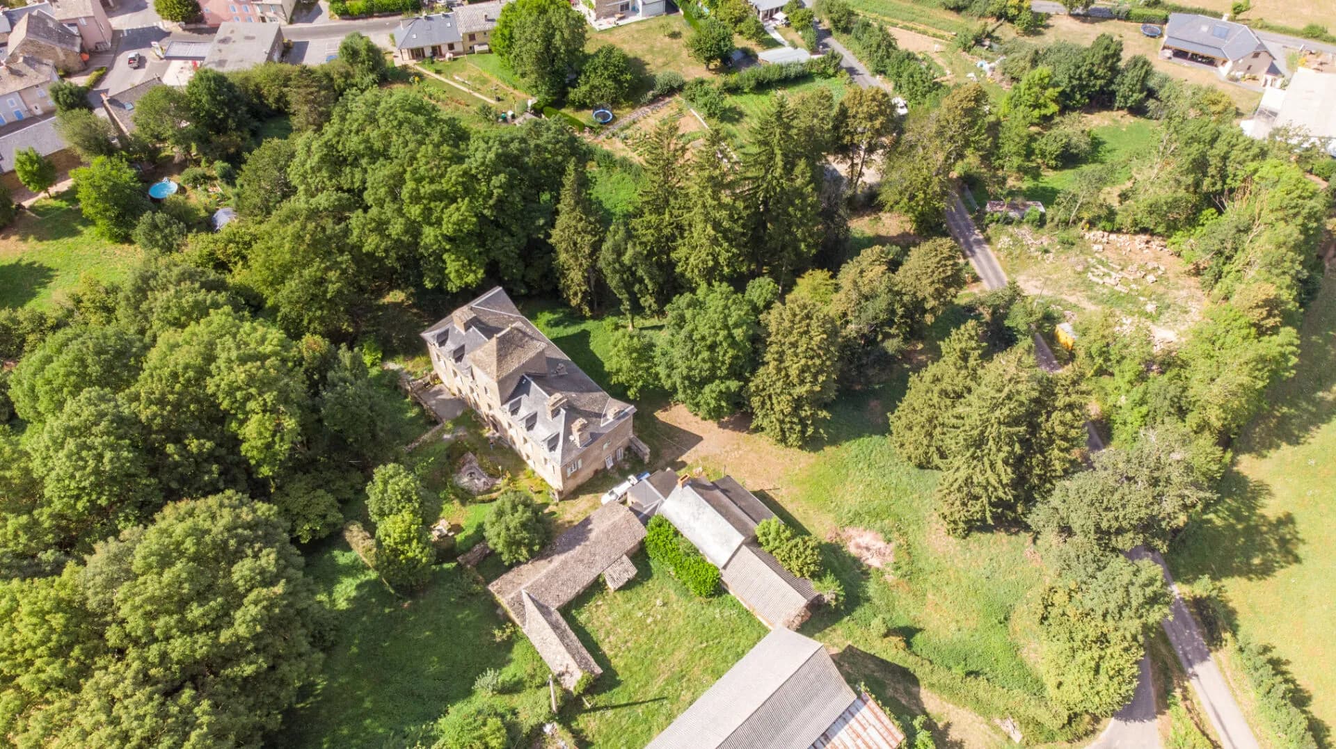 Château with 8 Bedrooms and 475 Sqm Living Space in a 1.25 Hectare Park 2