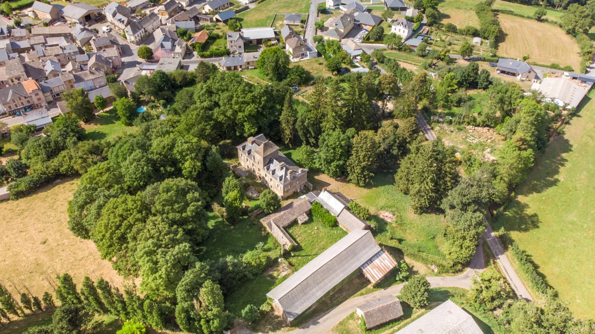 Château with 8 Bedrooms and 475 Sqm Living Space in a 1.25 Hectare Park 5