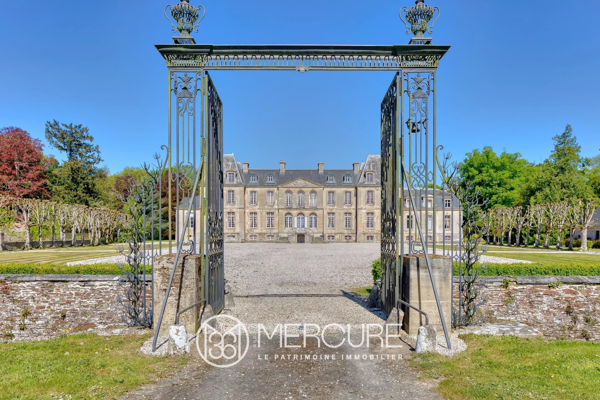 Elegant 18th Century Château With English Park And Extensive Grounds 2