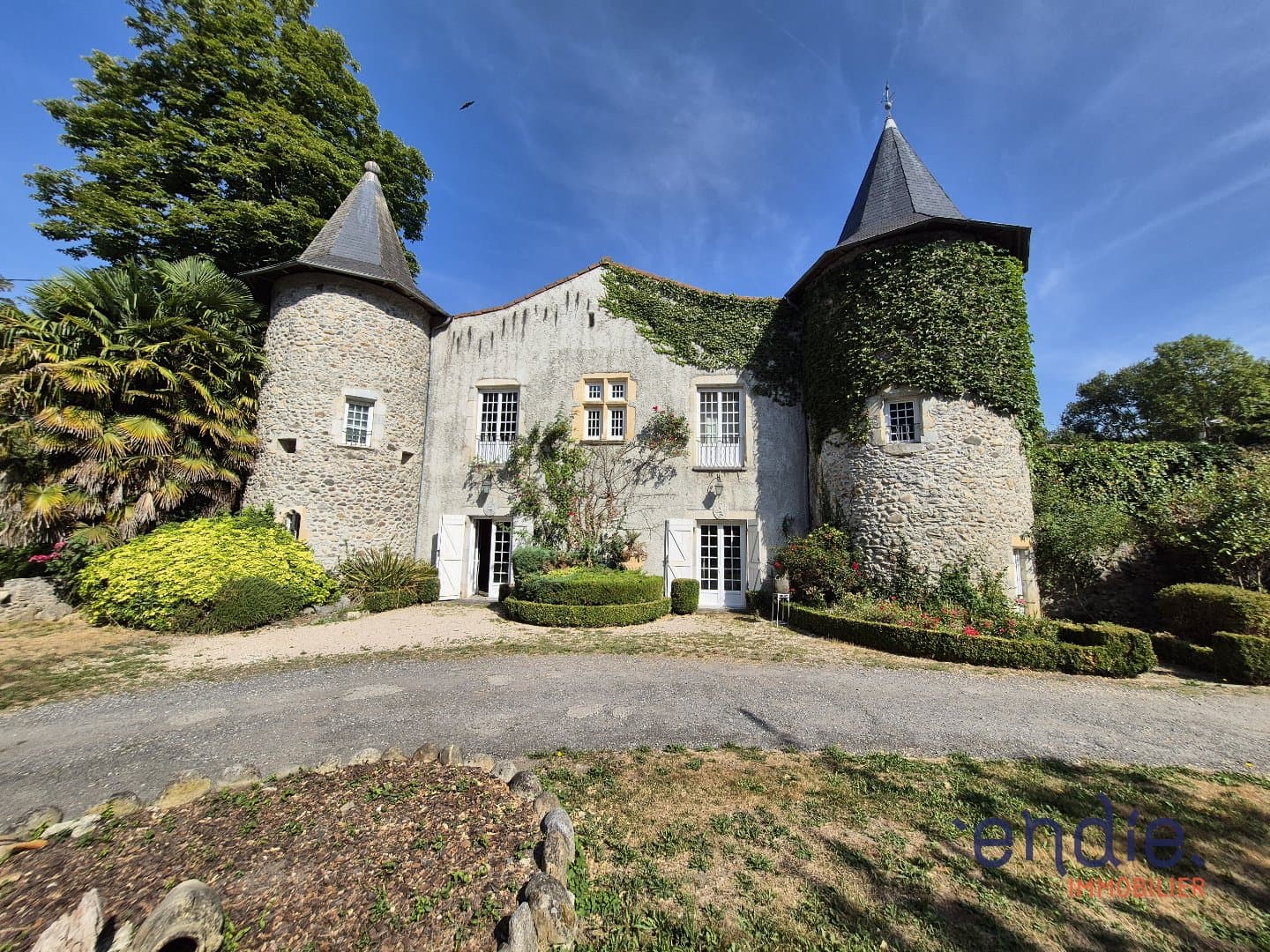 Historic Castle With 12 Bedrooms And Swimming Pool