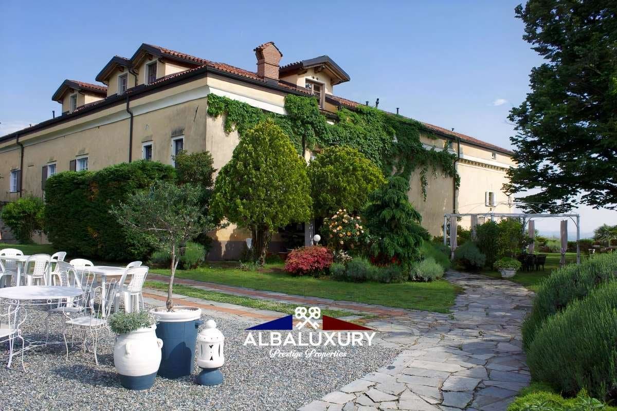 Magnificent 17th Century Castle with Panoramic Views and Extensive Grounds 4