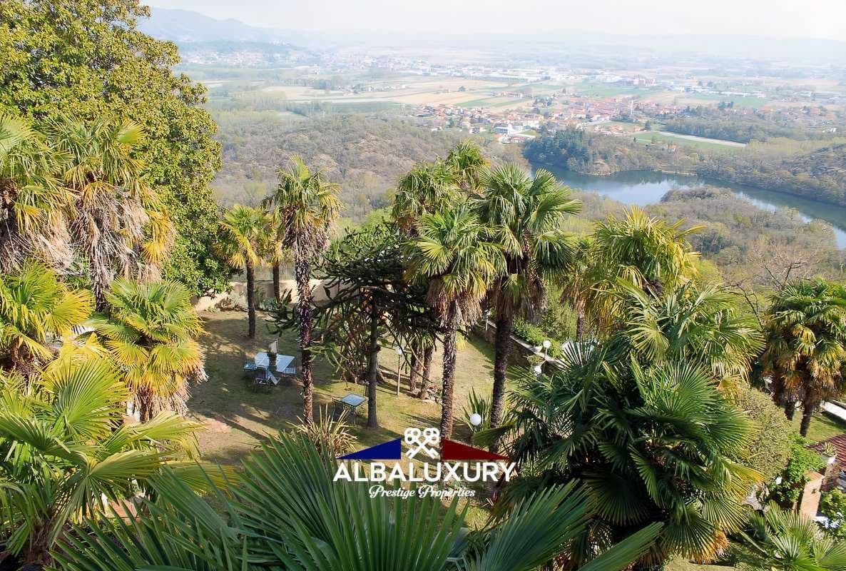 Magnificent 17th Century Castle with Panoramic Views and Extensive Grounds 5