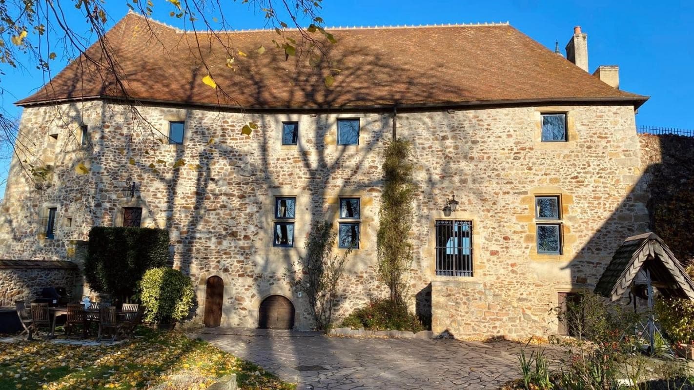 Charming Castle with Balcony and Swimming Pool — in France