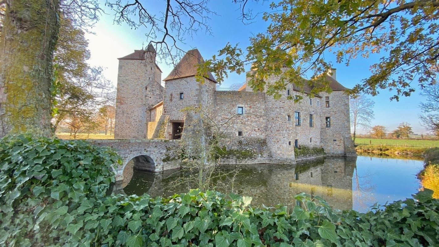 Charming Castle with Balcony and Swimming Pool 2