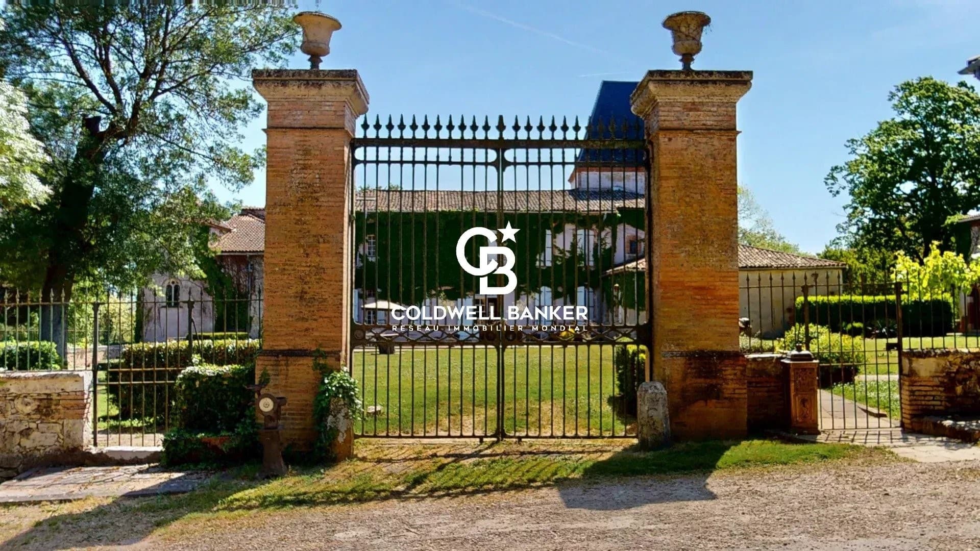Historic Château With 13 Bedrooms And Expansive Grounds — Château for sale in Occitanie, France