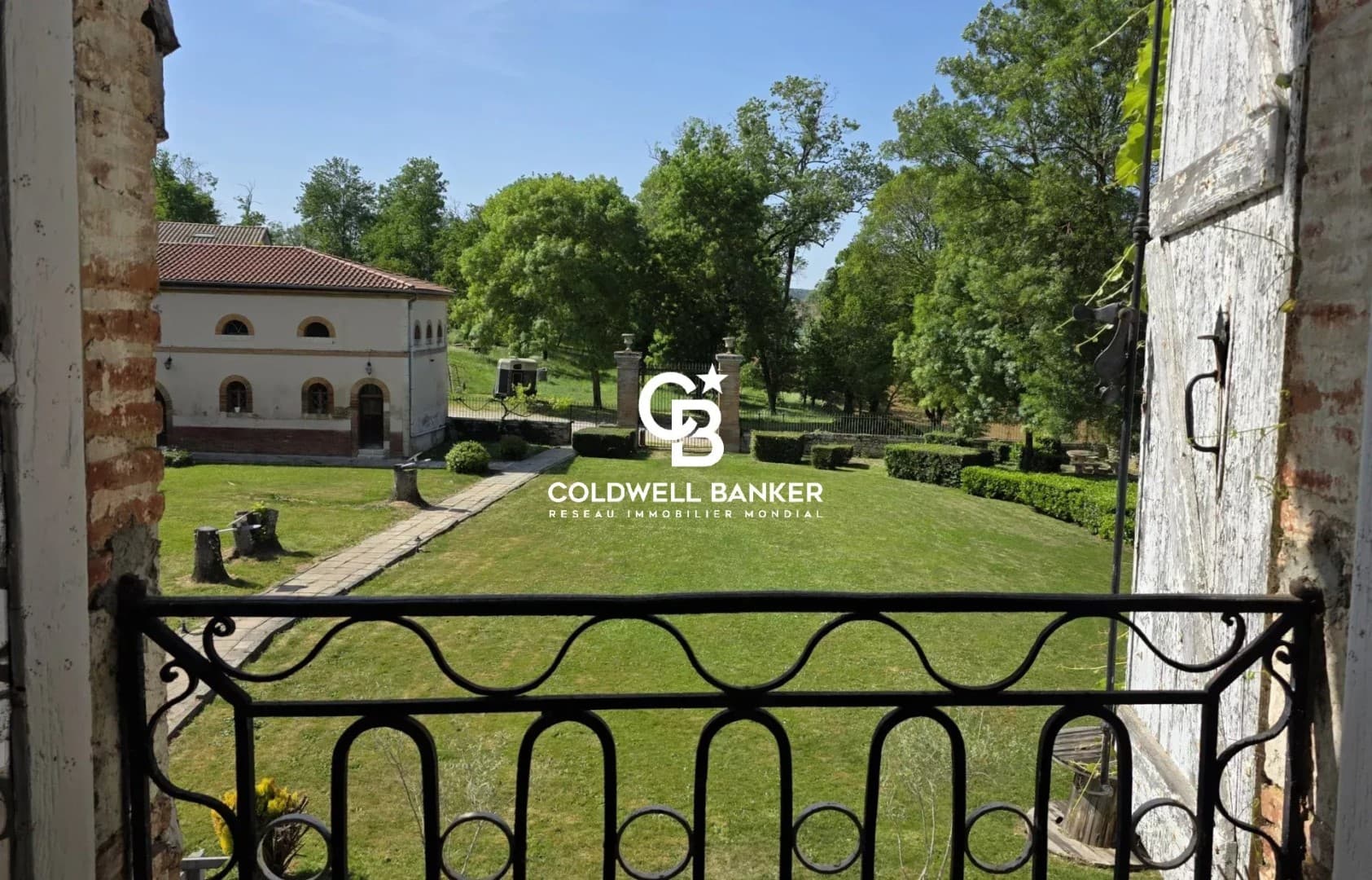 Historic Château With 13 Bedrooms And Expansive Grounds 5