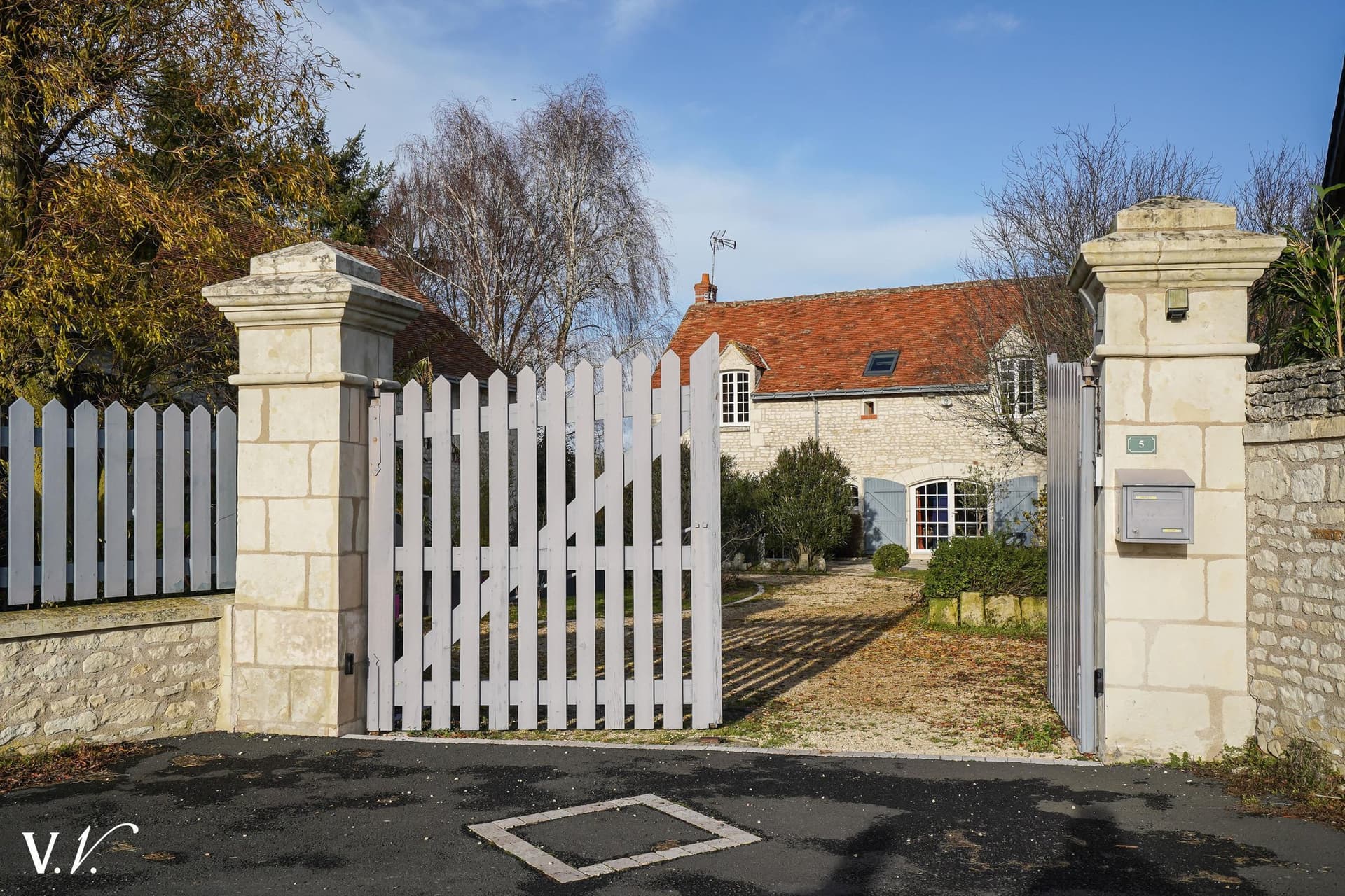 Charming Property With Barn And Swimming Pool Near Ste-Maure-De-Touraine — in Centre-Val de Loire, France