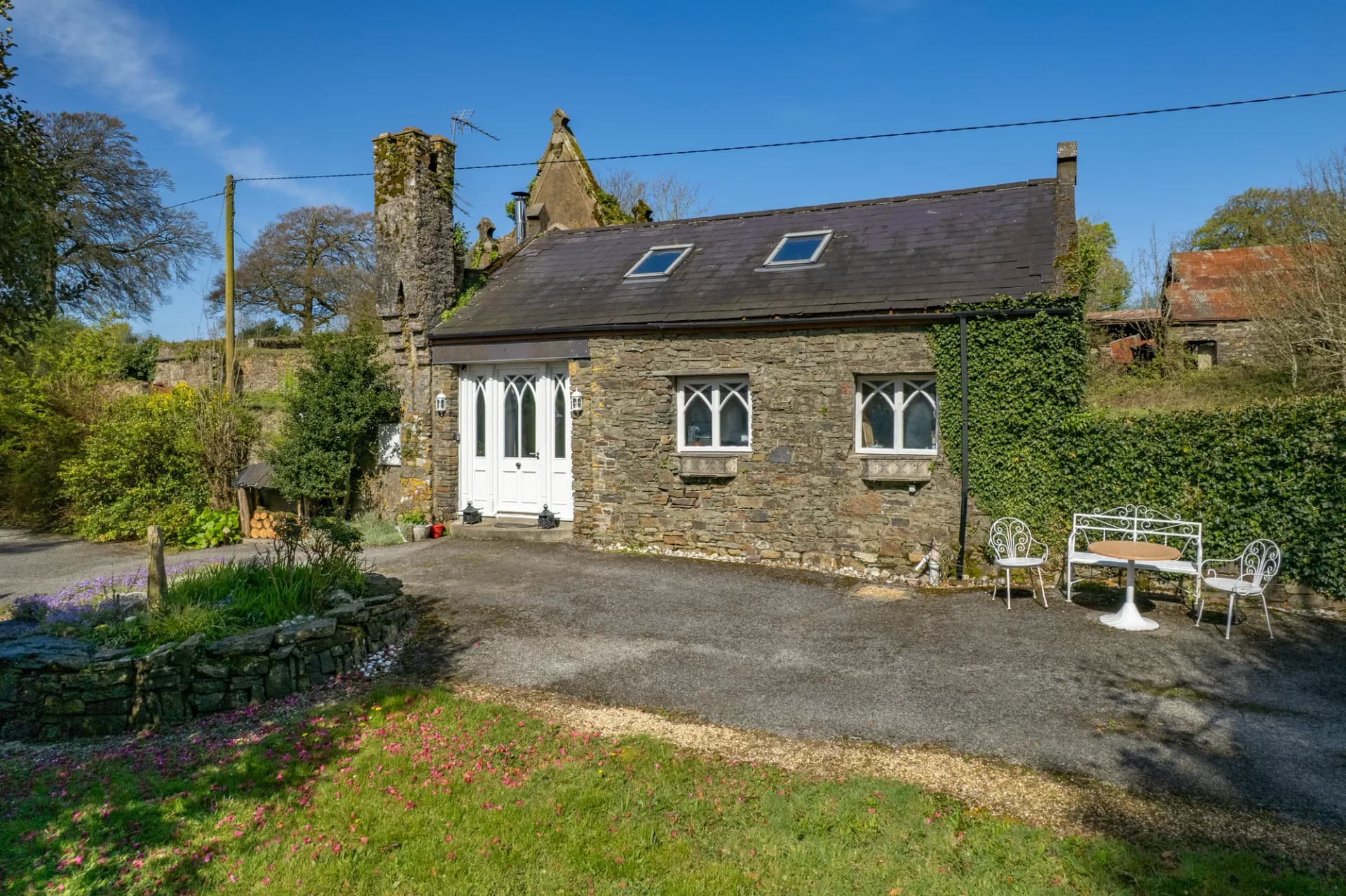 Exquisite 19th Century Neo-Gothic Country House in Bandon 3
