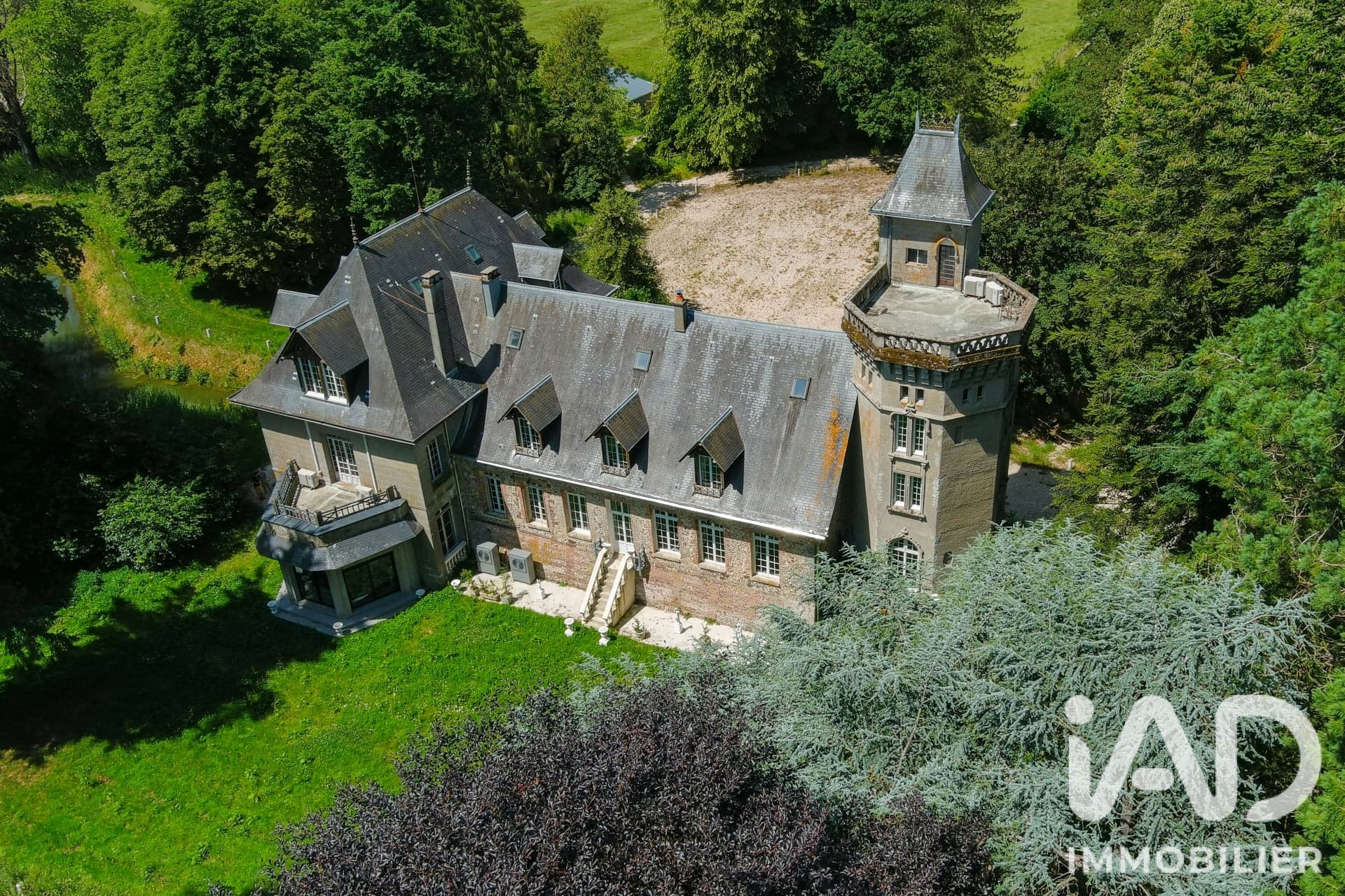 Spacious 1800 Castle With 16 Bedrooms And 6 Bathrooms