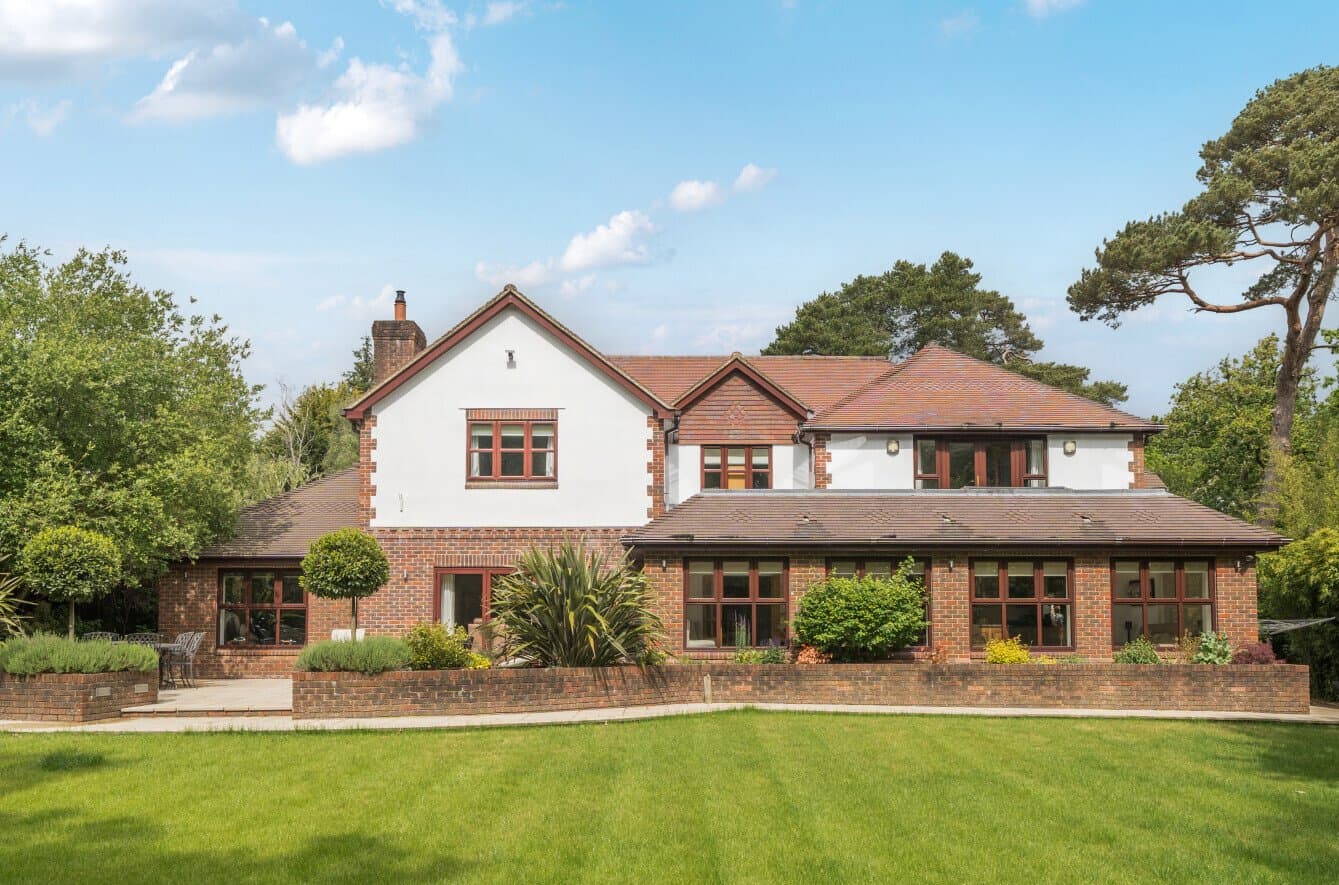 Exceptional Residence With Cinema Room And Landscaped Gardens — in Ringwood, England