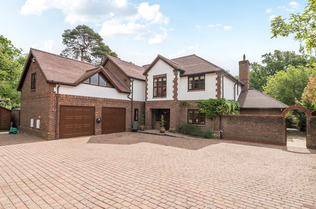 Exceptional Residence With Cinema Room And Landscaped Gardens 2