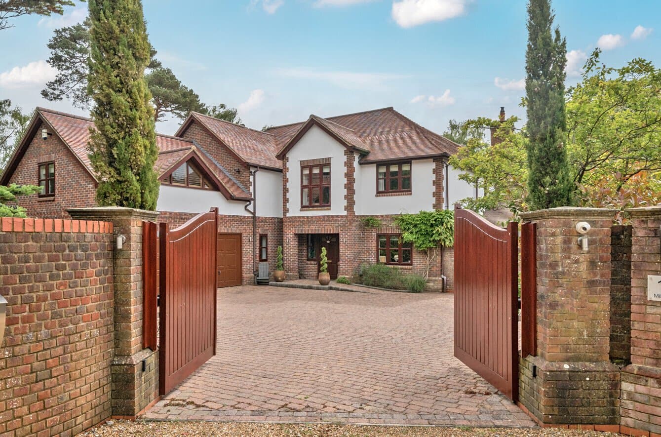Exceptional Residence With Cinema Room And Landscaped Gardens 3