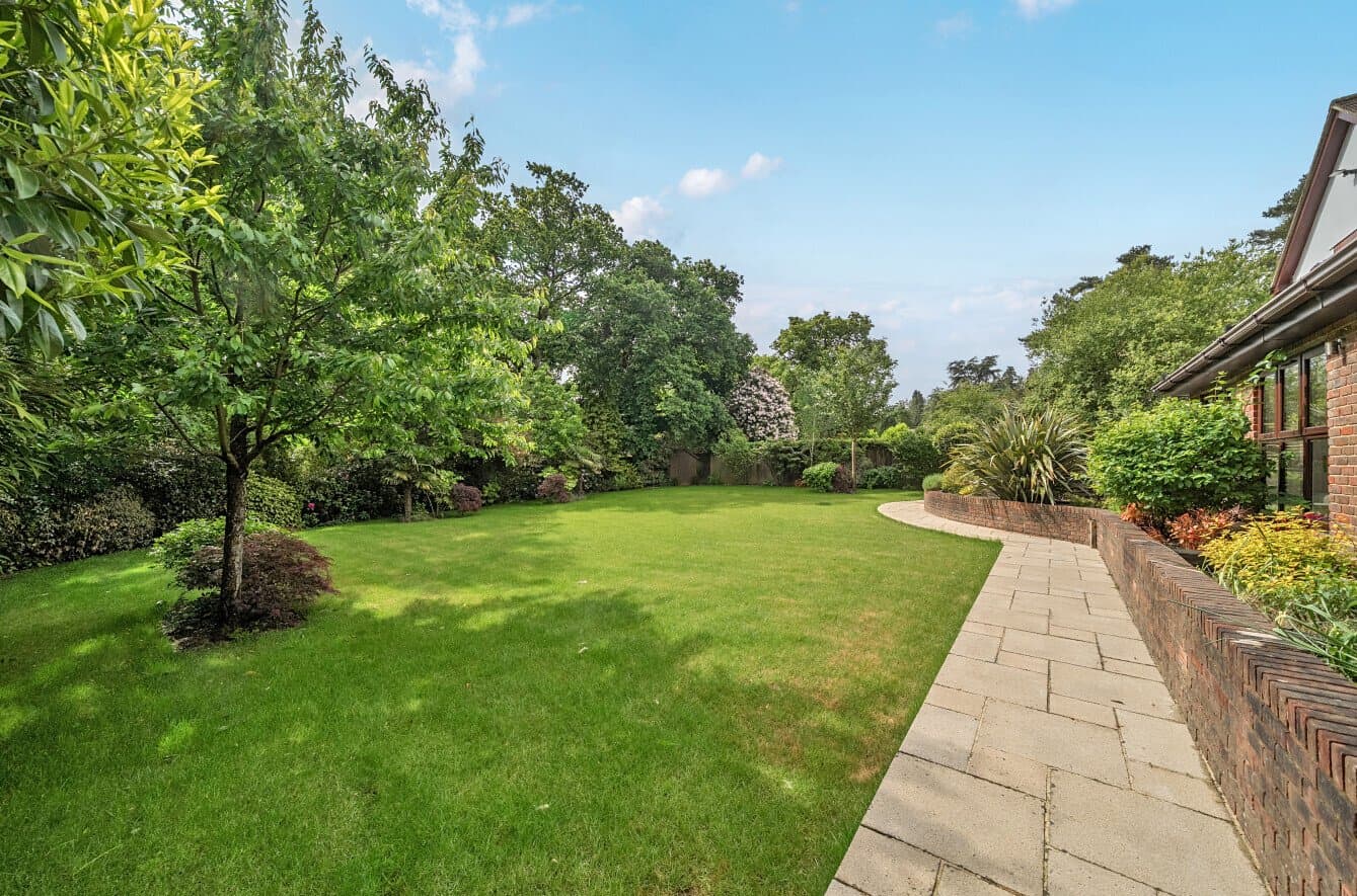 Exceptional Residence With Cinema Room And Landscaped Gardens 4
