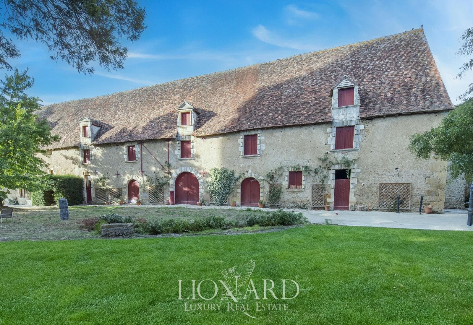 Historic 11th Century Gothic Castle With 2.5 Hectare Park 2