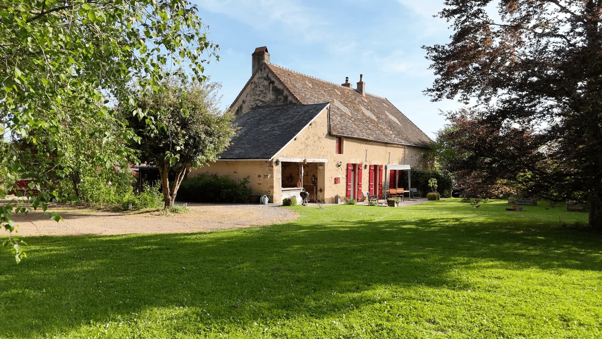 Charming Former Presbytery With Park and Century-Old Trees 2