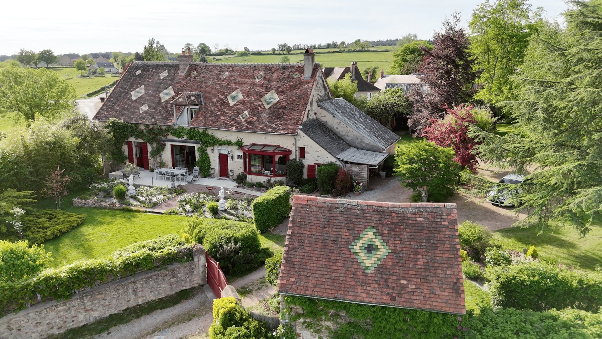 Charming Former Presbytery With Park and Century-Old Trees 3
