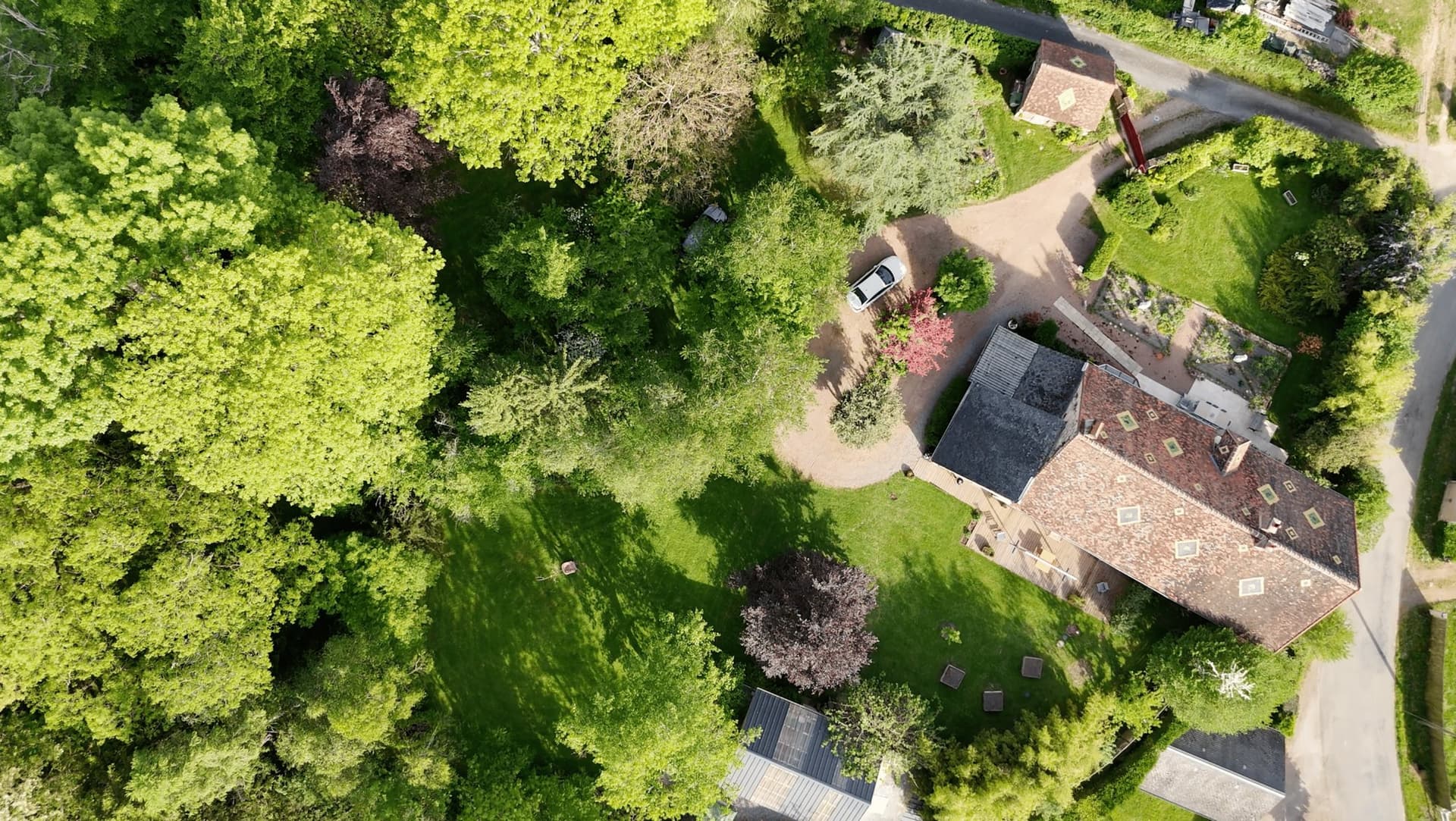 Charming Former Presbytery With Park and Century-Old Trees 3
