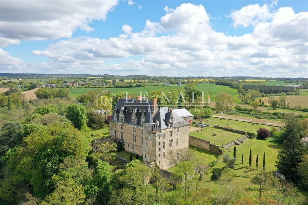 Historic Château with Extensive Grounds and Equestrian Facilities 4