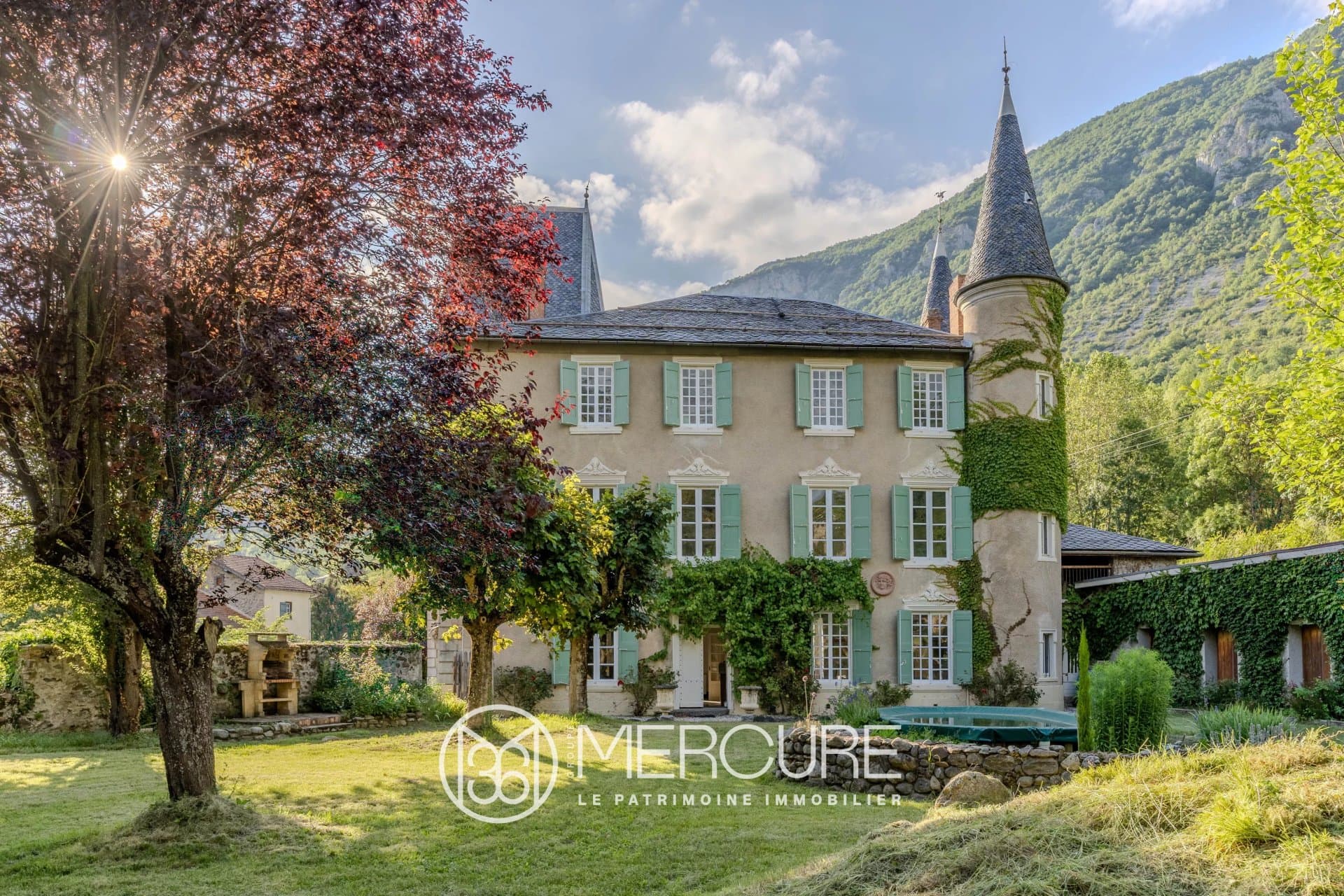 Château with Stunning Mountain Views and Spacious Grounds — Château for sale