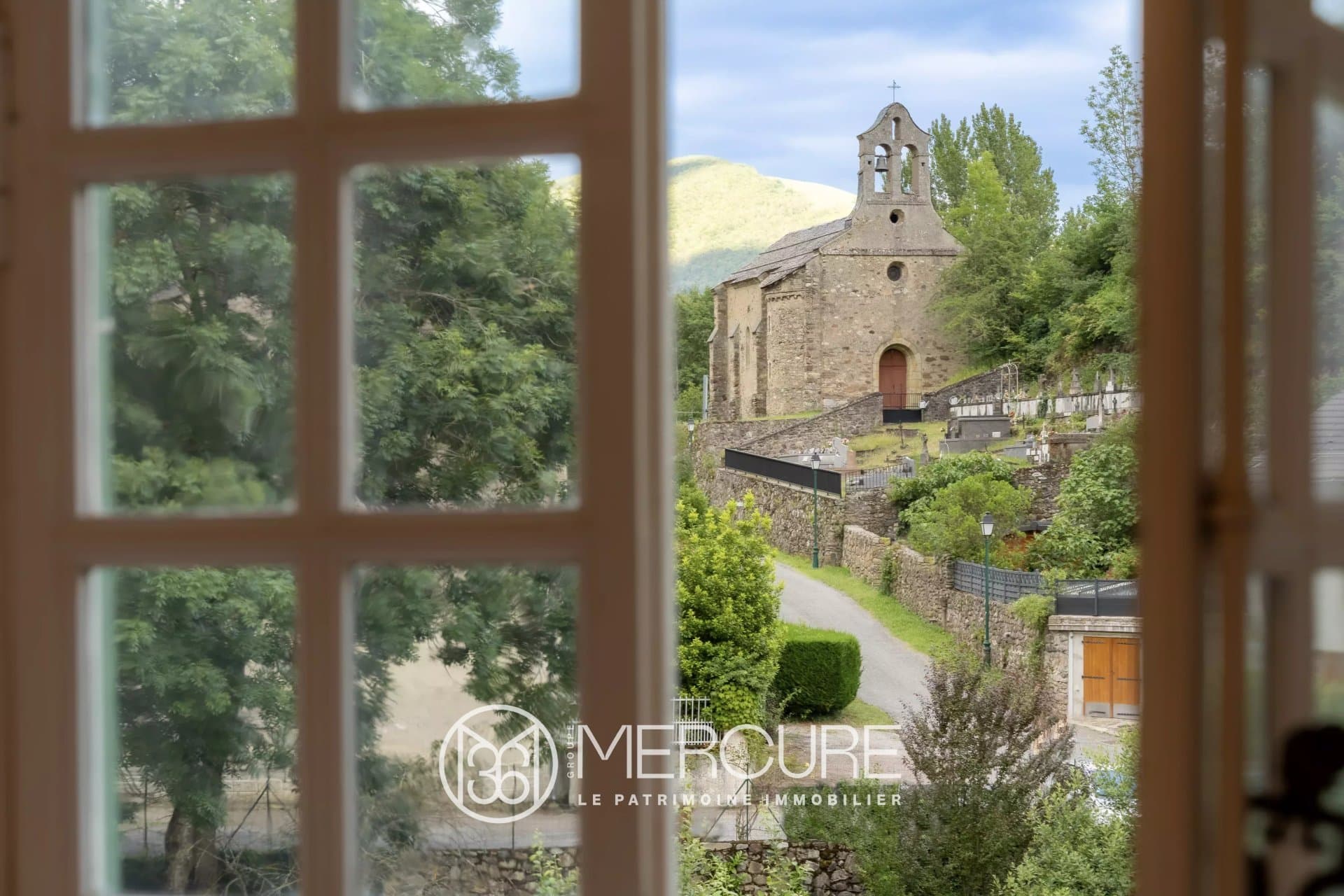 Château with Stunning Mountain Views and Spacious Grounds 4