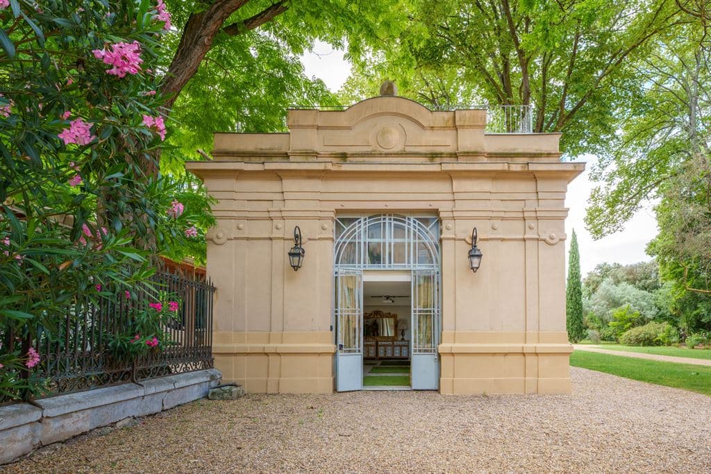 Spacious Castle With 15 Bedrooms And Kitchen