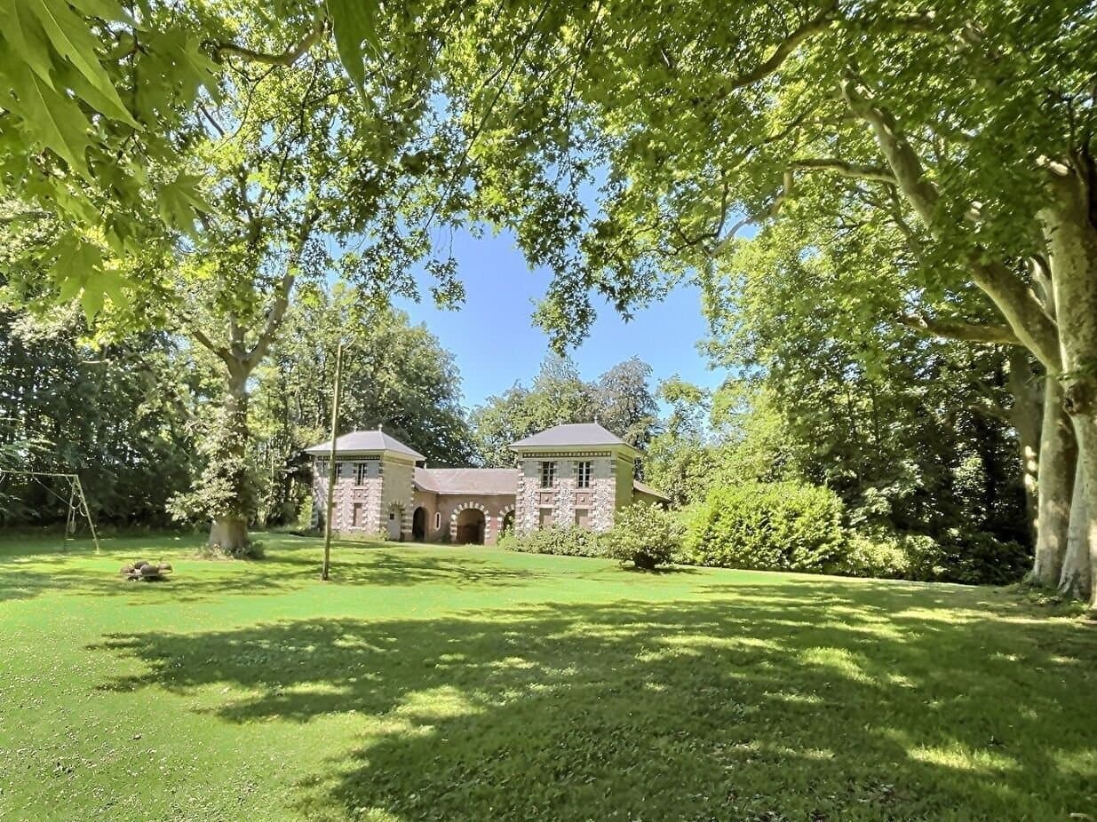 17th Century Castle With 16 Bedrooms And 5.3 Hectare Park 3