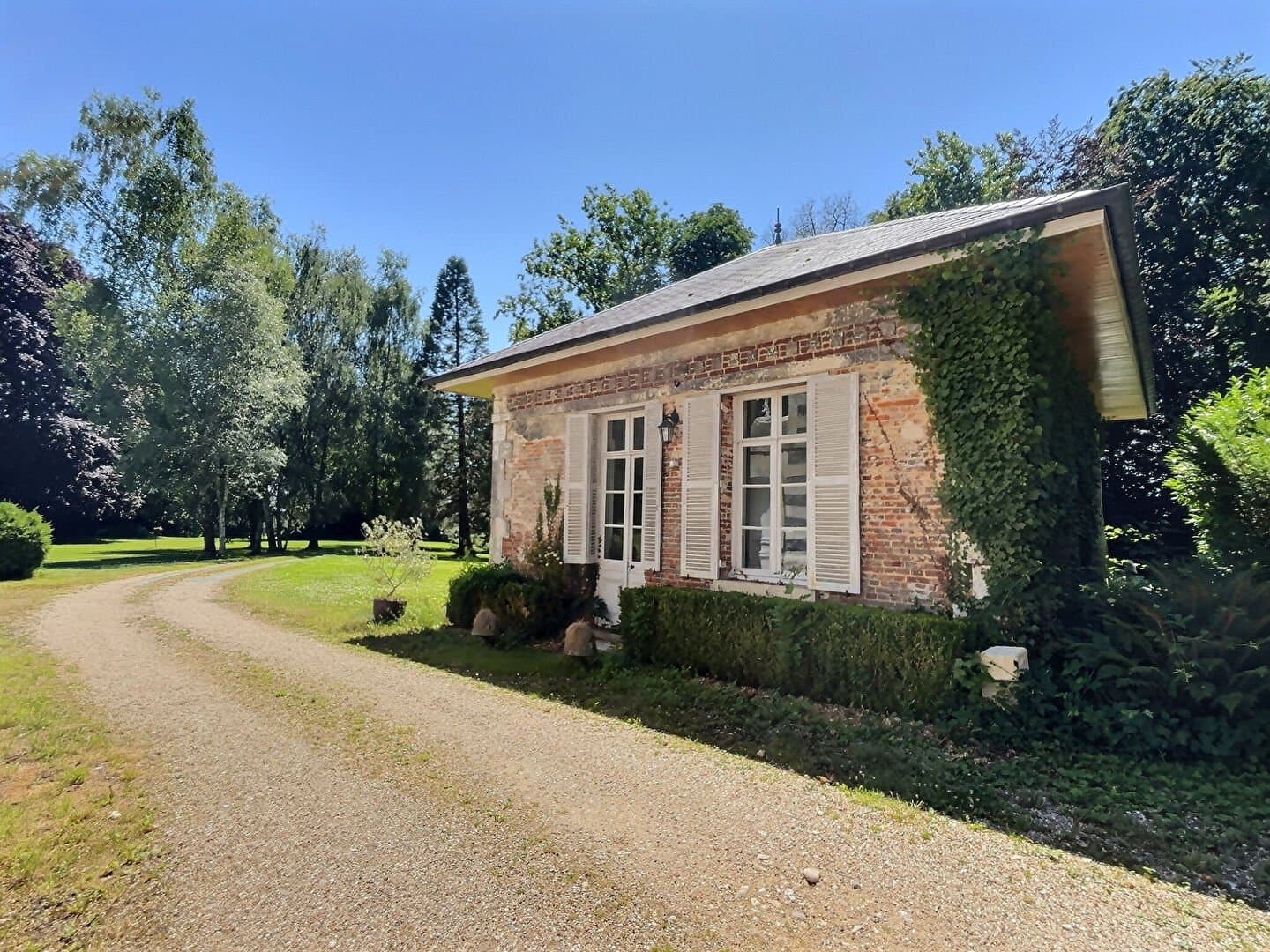 17th Century Castle With 16 Bedrooms And 5.3 Hectare Park 4