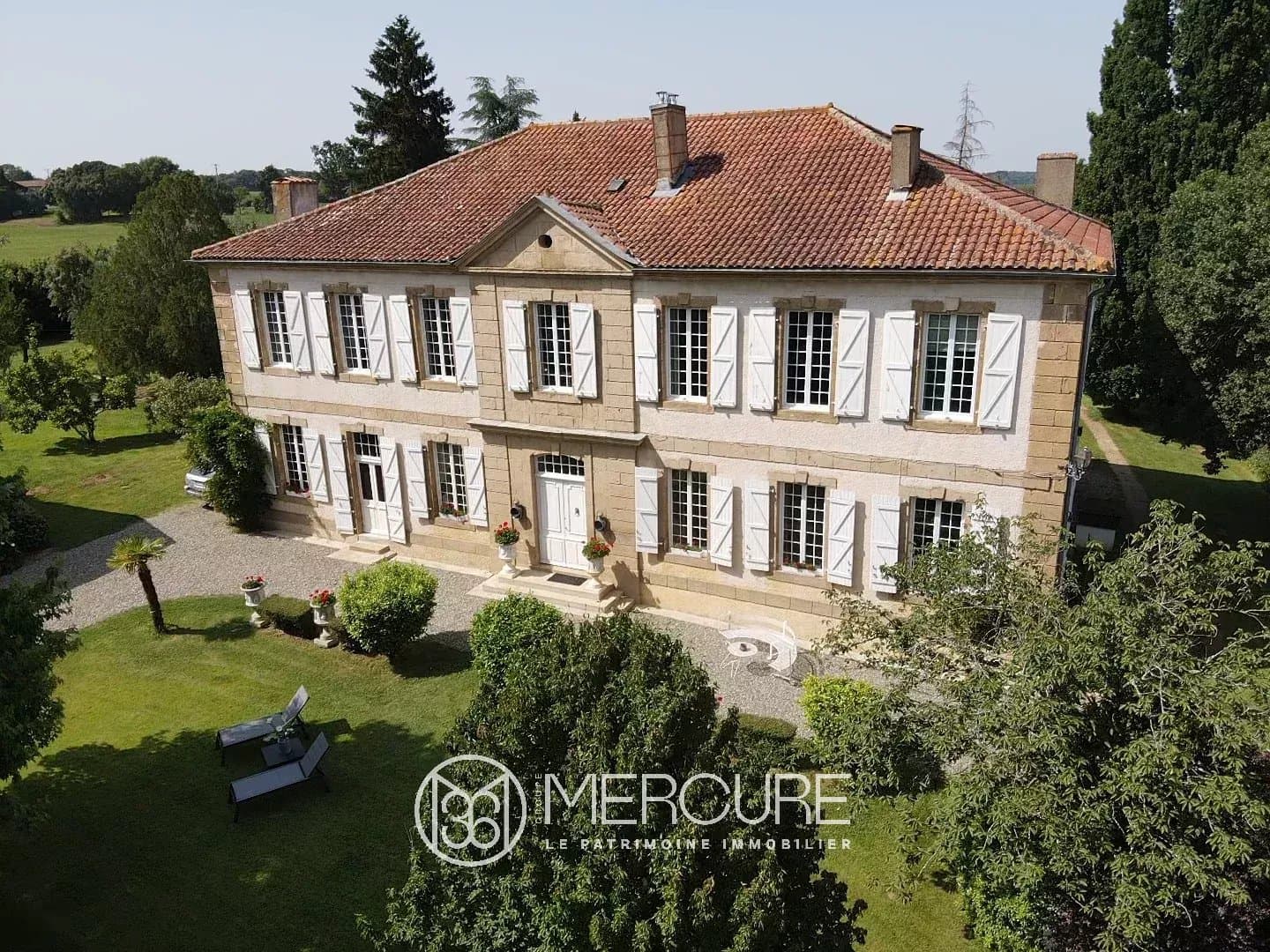 Elegant 18th Century Château With Guest House And Swimming Pool — Château for sale in Gers, France