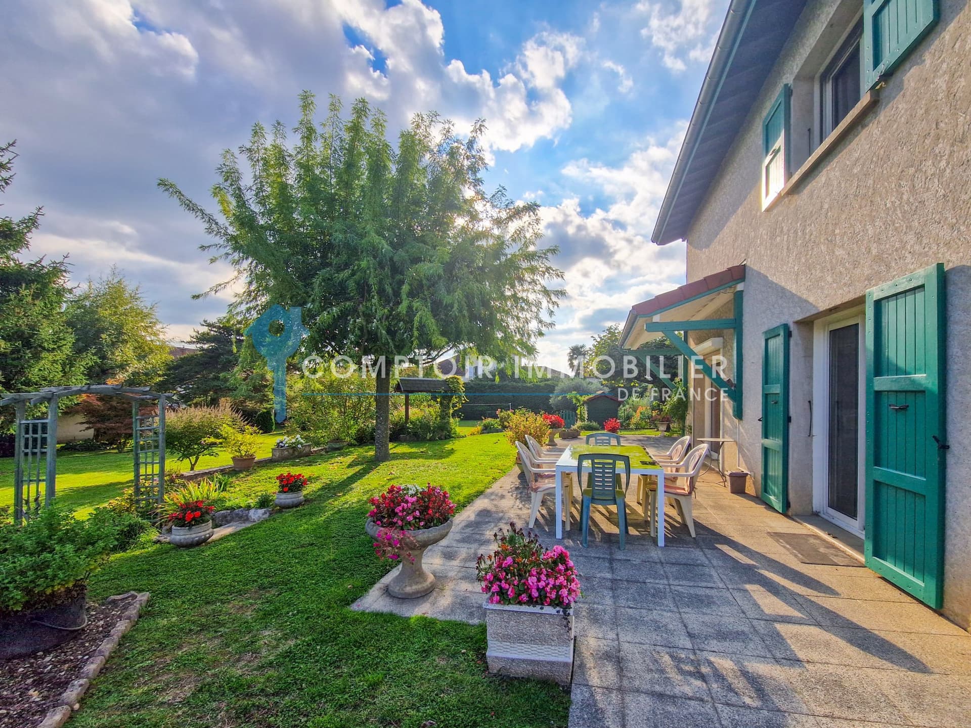 Architect-Designed Property With Annex And Scenic Views 2