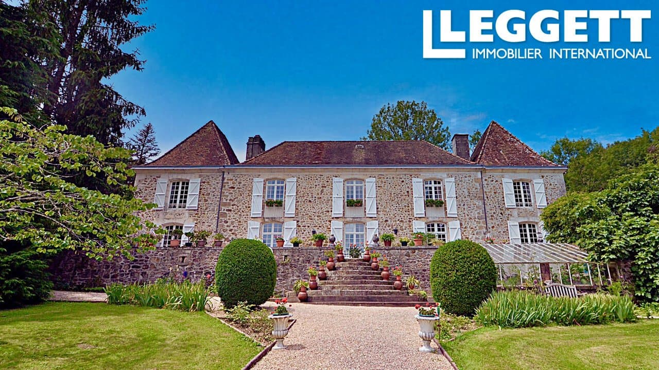 Château With Panoramic View And Beautiful Gardens — Château for sale in Dordogne, France