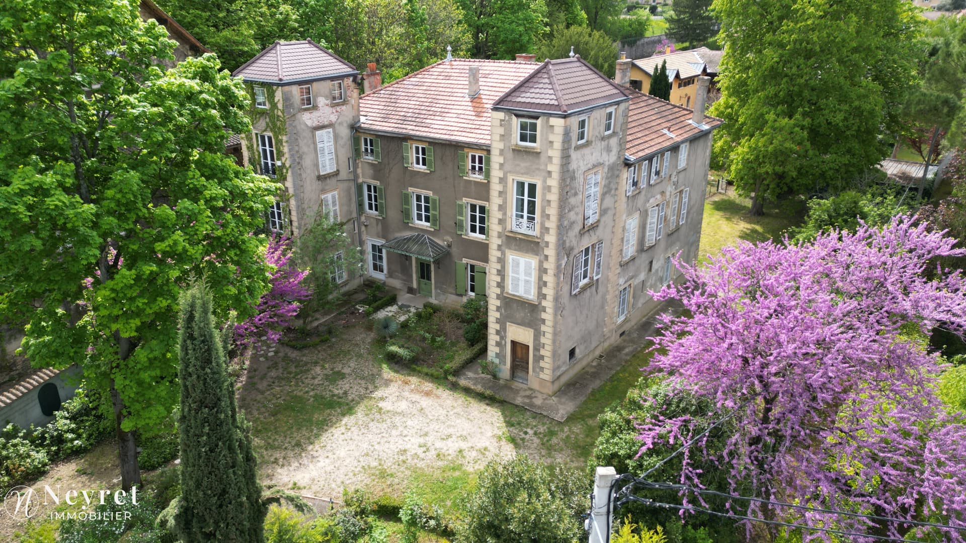 Charming 19th Century Castle with 9 Bedrooms — in France