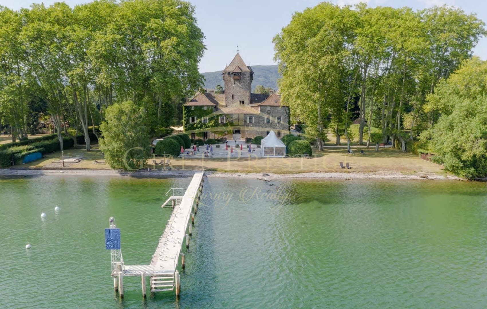 Prestigious Château With 17 Suites And Outdoor Swimming Pool 2