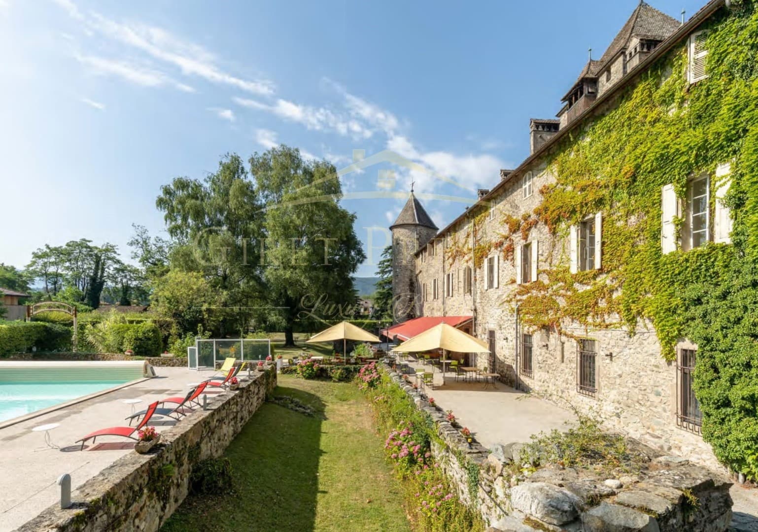 Prestigious Château With 17 Suites And Outdoor Swimming Pool 3