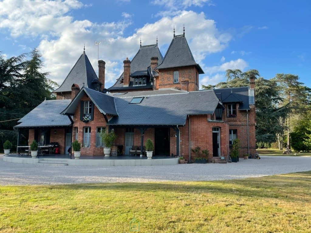 Prestigious Château on a 70 Hectare Hunting Estate in Sologne — Château for sale in Centre-Val de Loire, France