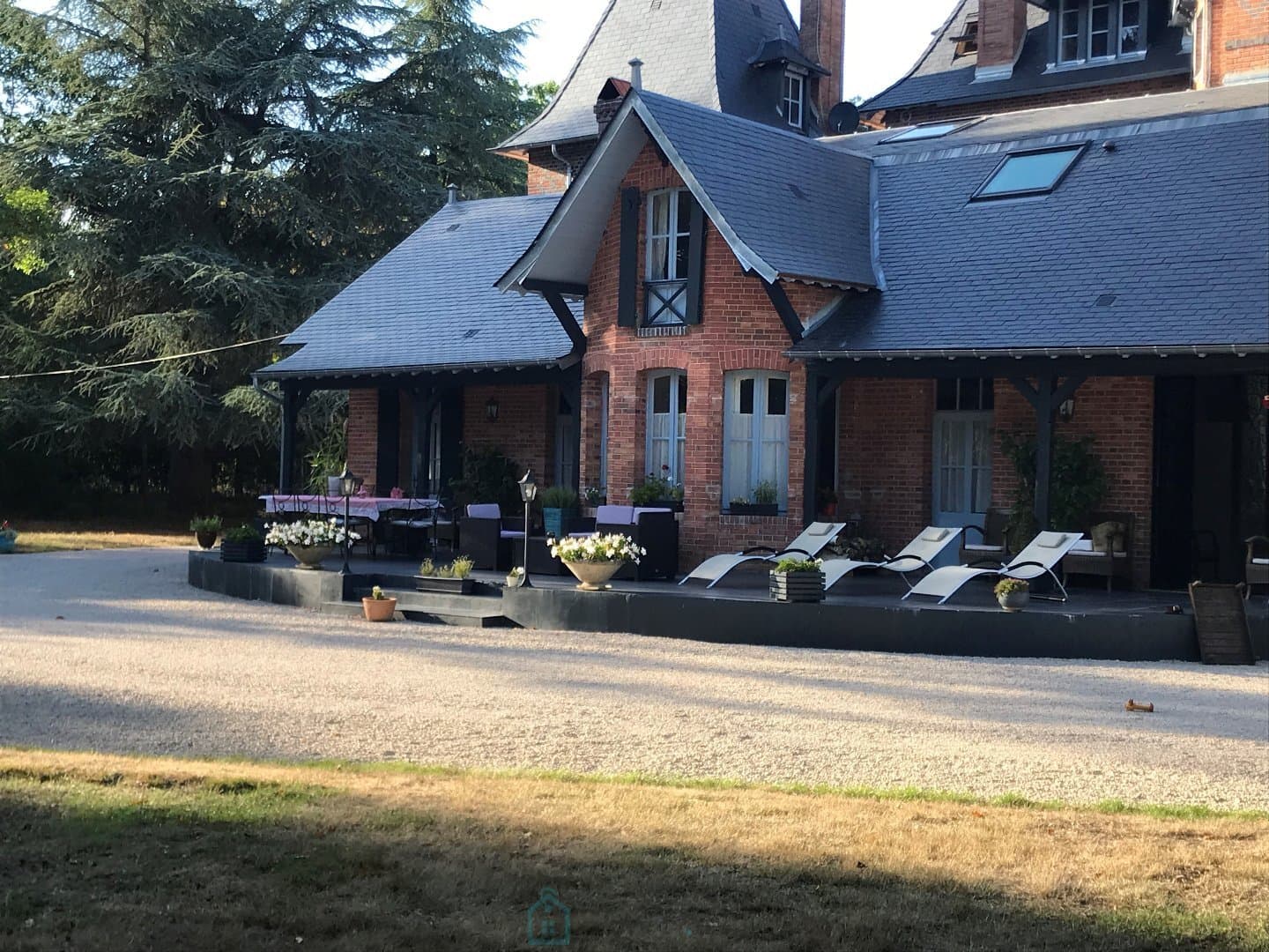 Prestigious Château on a 70 Hectare Hunting Estate in Sologne 2