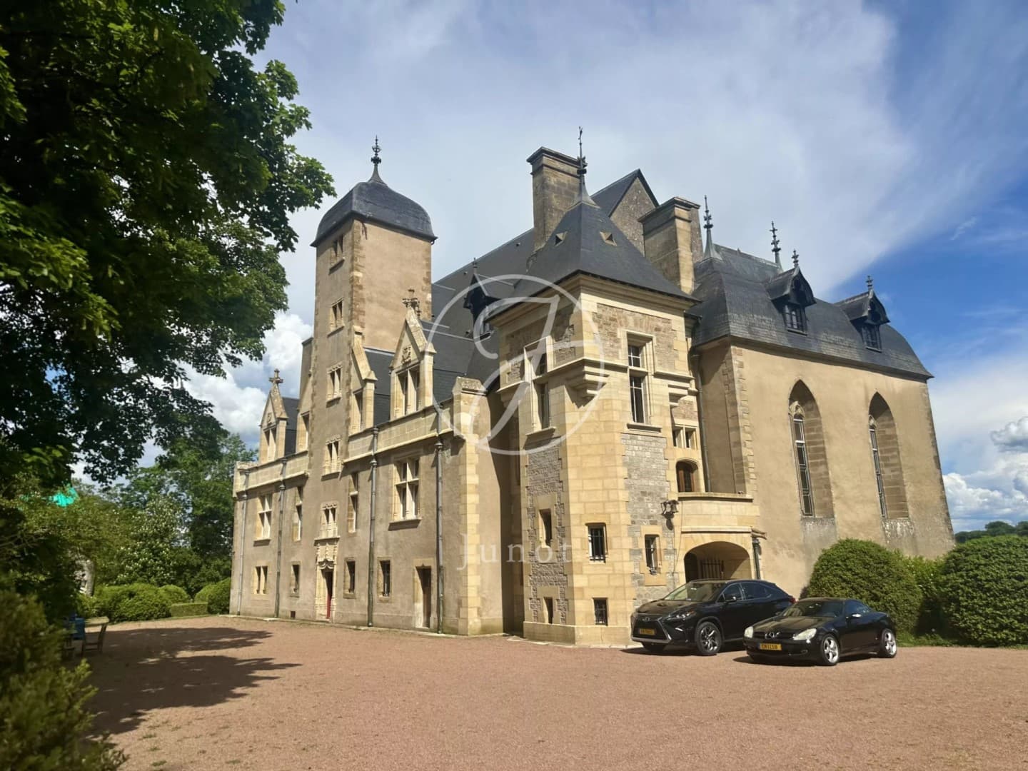 Historic Castle with 15 Bedrooms and Remarkable Gardens — in France