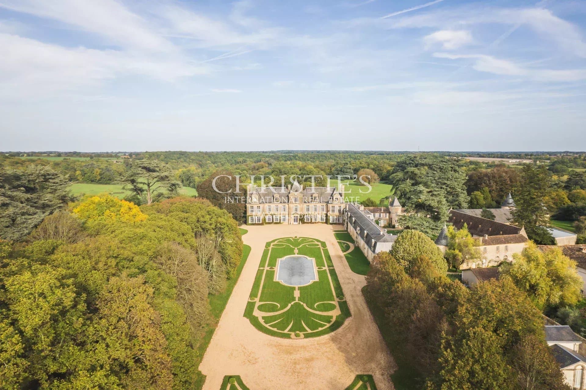 Exceptional 18th Century Château Hotel With Extensive Grounds 4