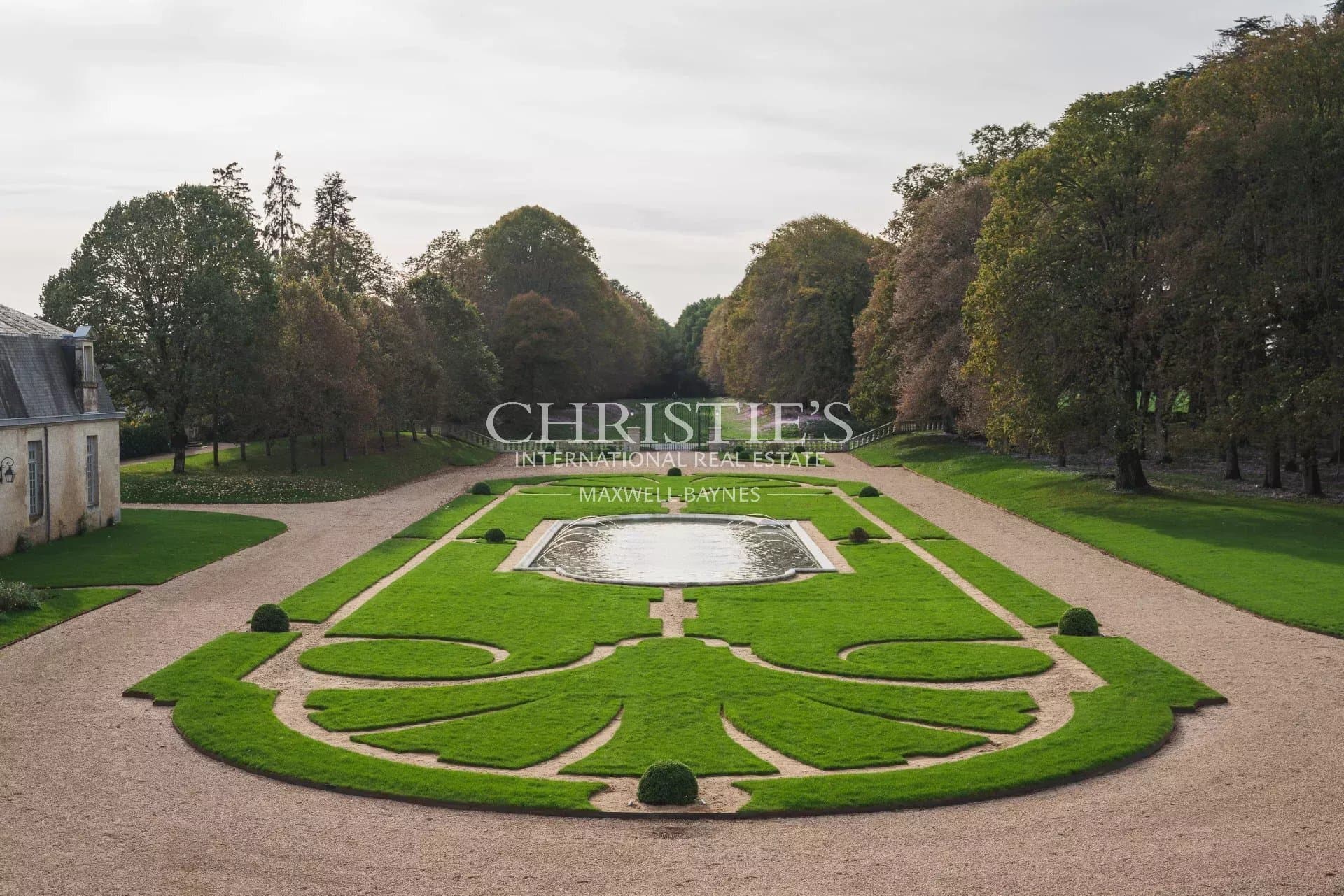 Exceptional 18th Century Château Hotel With Extensive Grounds 5