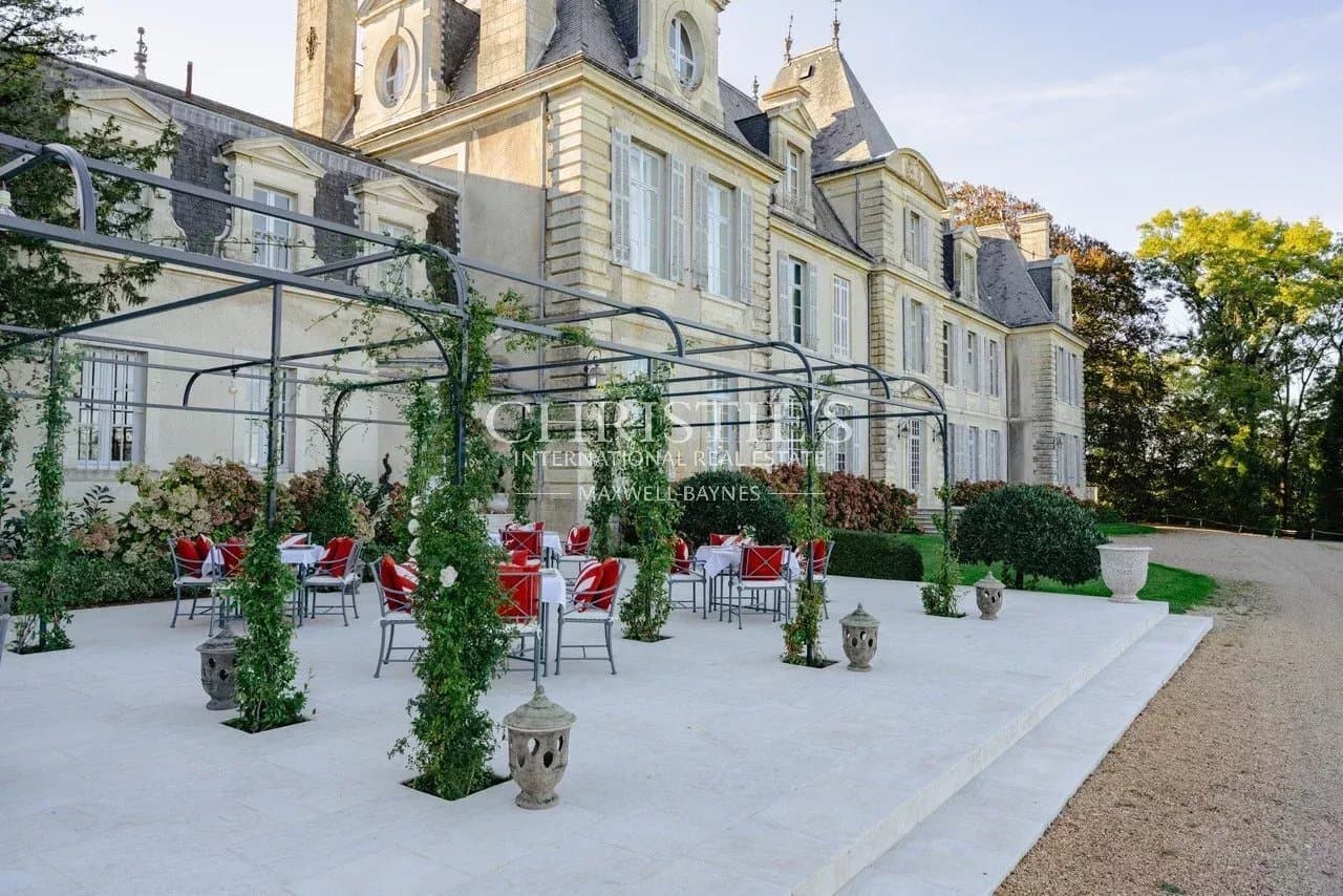 Exceptional 18th Century Château Hotel With Extensive Grounds 3