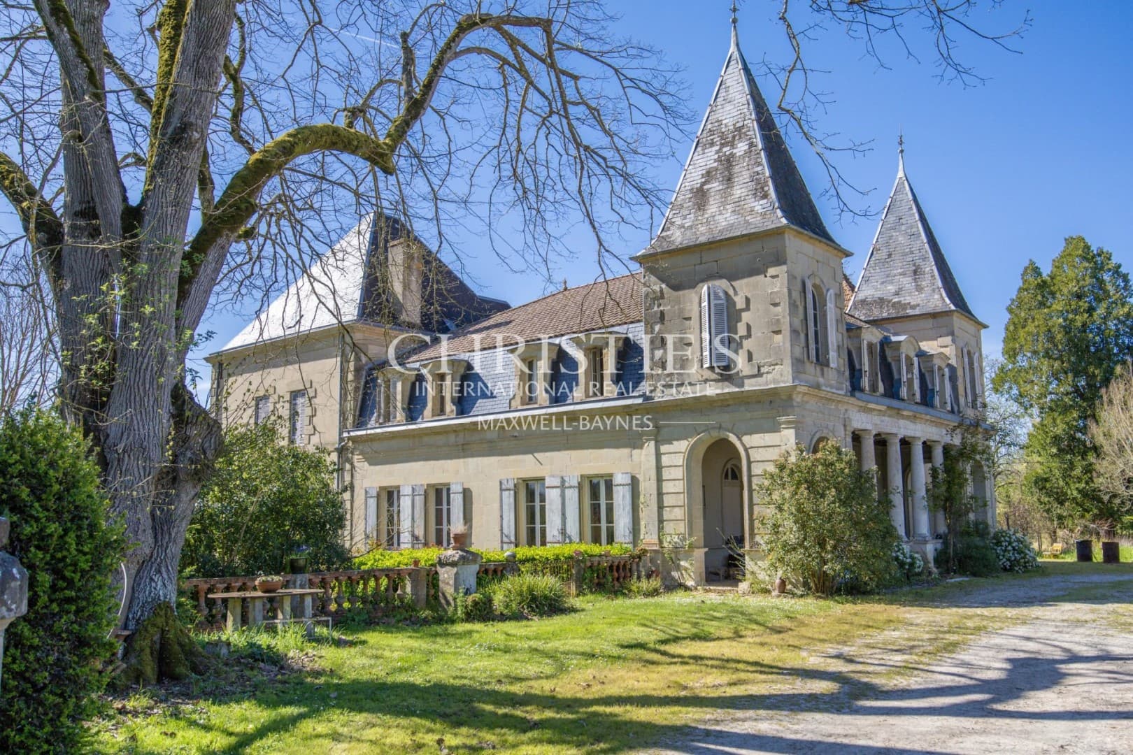 Elegant 7-Bedroom Château With Guardian Cottage And Barns 2