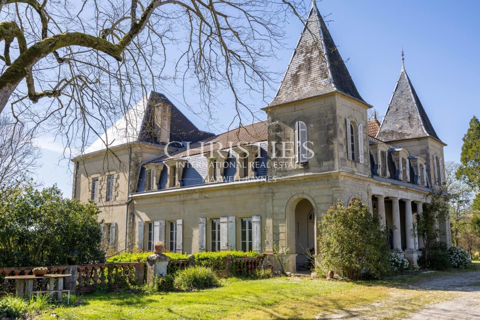 Elegant 7-Bedroom Château With Guardian Cottage And Barns 4